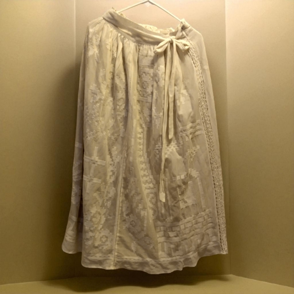 Chic Cream A-Line Skirt with Bow Accent